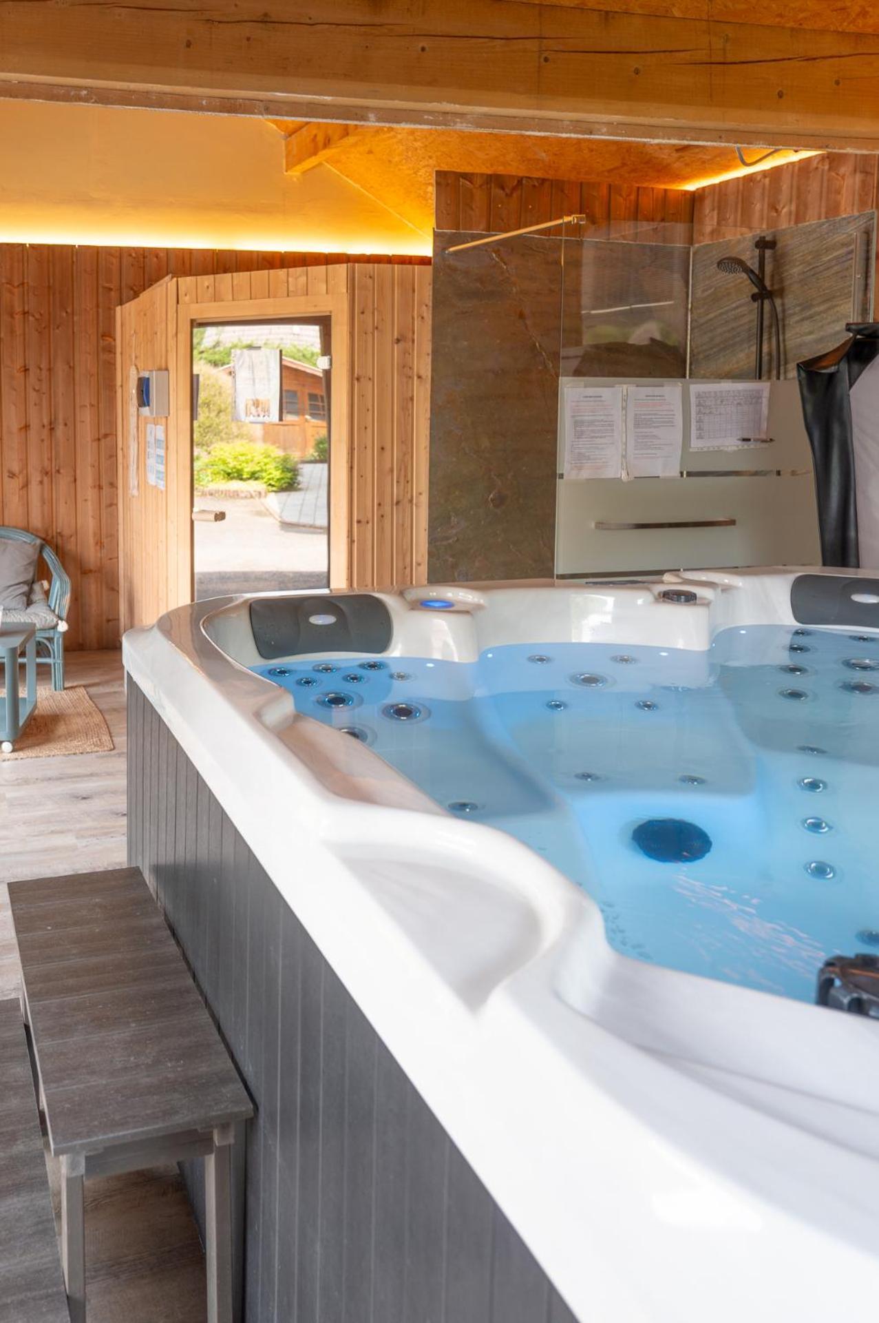 Le Ménil Chalet La Calougeotte, Jardin, Spa Et Sauna Prives מראה חיצוני תמונה